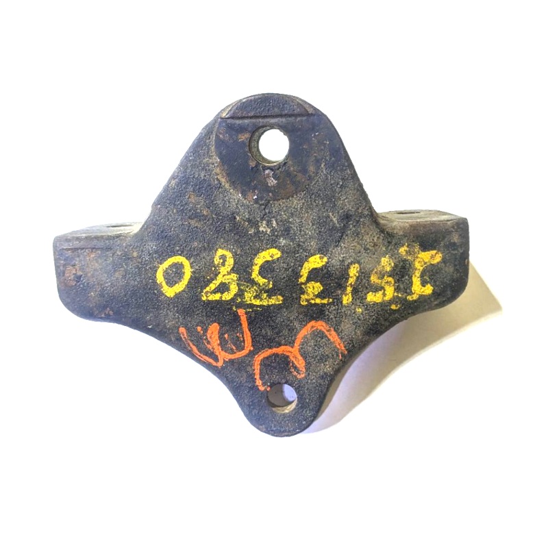 NOS Right Front Spring Hanger Bracket (with wrap-around helper spring) – CC1928276